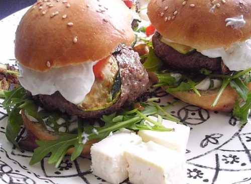 2burger-griechischer-art-mit-schafskaese-gefuelltem-bifteki
