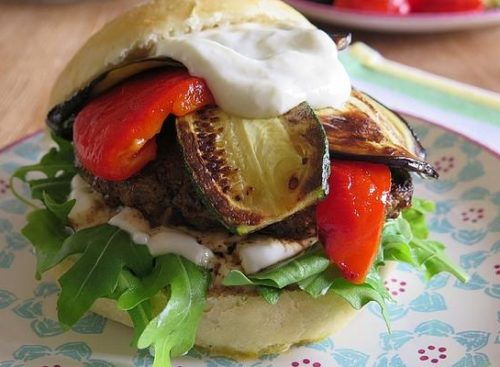 burger-griechischer-art-mit-schafskaese-gefuelltem-bifteki